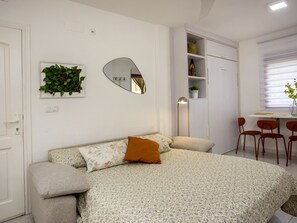 1 bedroom, desk, iron/ironing board, WiFi