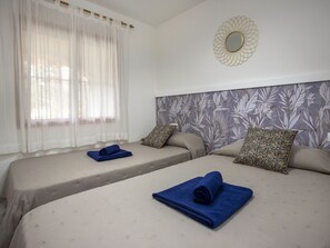 1 slaapkamer, een bureau, een strijkplank/strijkijzer, wifi