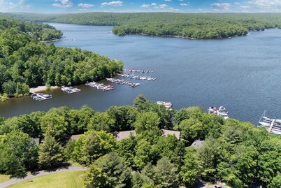 Marina Village by AvantStay | Walk to Lake + Marina | Balcony + Patio