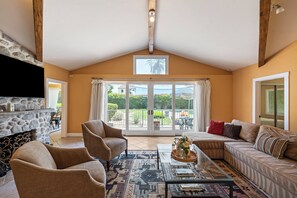 Smart TV, fireplace - Dandelion by AvantStay | 2 Blocks to Downtown | Pool, Al Fresco Dining + Kitchen (Palm Springs)