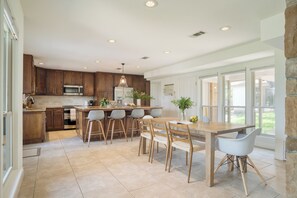 Dining - Travis by AvantStay | Waterfront Lake Retreat (Austin)