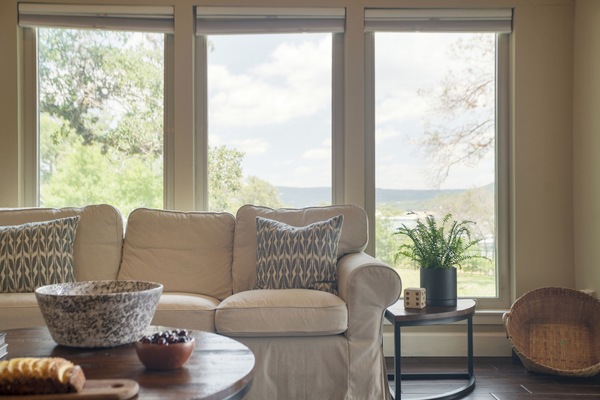 Una Smart TV, una chimenea