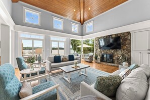 Smart TV, video games, foosball, table tennis - Paradise Pointe by AvantStay | Lakefront + Views + Playset (Sherrills Ford)