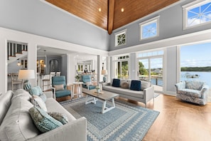 Smart-TV, Tischfußball, Tischtennisplatte
