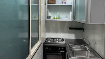 Kühlschrank, Ofen, Herdplatte, Wasserkocher mit Kaffee-/Teezubehör