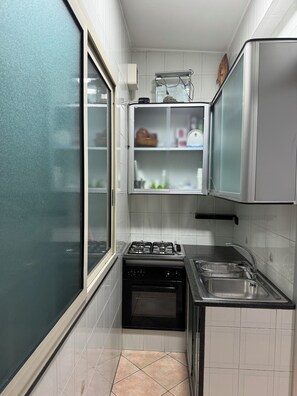 Jääkaappi, uuni, liesi, kahvin-/teenkeitin