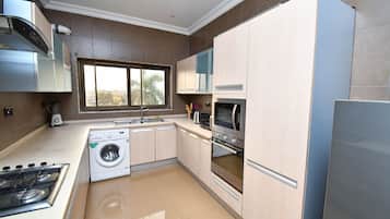 Microwave, oven, stovetop, cookware/dishes/utensils