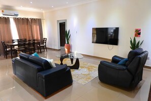 Smart TV, offices - Ocean Heights Apartment (Two Bedroom) (Accra)