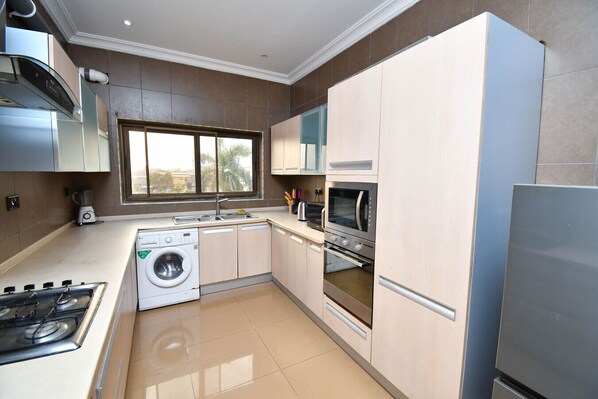 Mikrovågsugn, ugn, spishäll och grytor/köksredskap