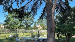 A garden with a stone wall, a pool, and outdoor seating. - Au Cœur du Luberon, "l'atelier de La Baronnie" Charme Absolu à 4km de Gordes (Cabrières-d'Avignon)
