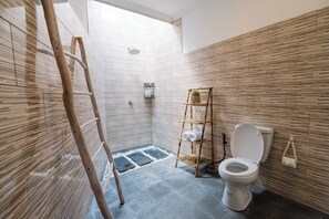 Villa Leon | バスルーム | タオル、石鹸、シャンプー、トイレットペーパー