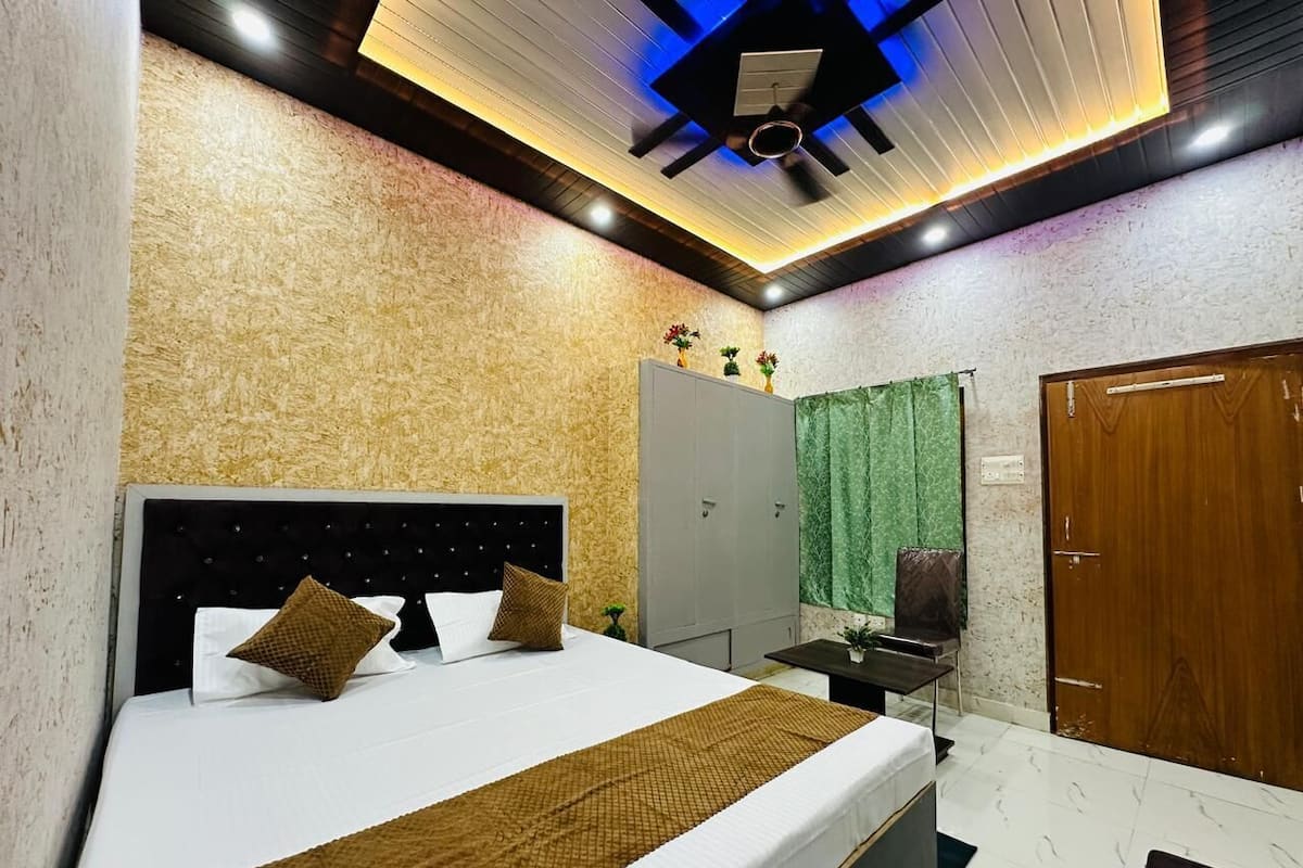 Habitación Deluxe, balcón | Caja de seguridad en la habitación y escritorio