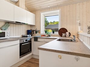 Refrigerador, microondas, lavavajillas y utensilios de cocina