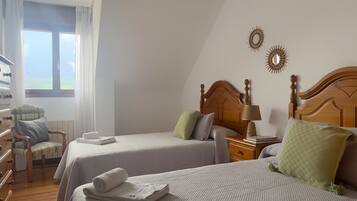 3 chambres, fer et planche Ă repasser, draps fournis