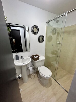 Regadera, toallas, jabón, papel de baño 