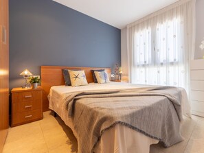 2 makuuhuonetta, työpöytä, internet