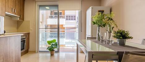 Kühlschrank, Mikrowelle, Ofen, Geschirrspüler