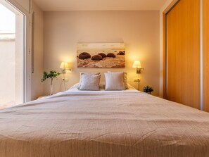 2 bedrooms, desk, iron/ironing board, WiFi