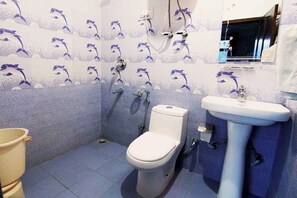 Shower, rainfall showerhead, towels, soap - Goroomgo Daddy's Manali (Manali)