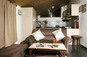Lobby sitting area - Goroomgo Daddy's Manali (Manali)