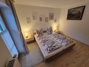 2 bedrooms, travel cot, free WiFi, bed sheets - neue, gemütliche Fewo mit Terrasse und Bergblick inmitten der Ammergauer Alpen (Unterammergau)