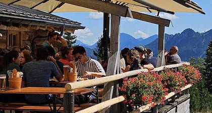 neue, gemütliche Fewo mit Terrasse und Bergblick inmitten der Ammergauer Alpen