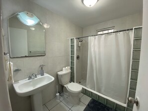 Douche, sèche-cheveux, serviettes fournies, savon