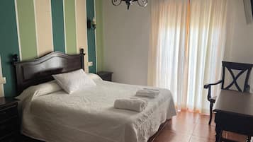 Habitación Confort con 1 cama doble o 2 individuales, balcón, vistas a la ciudad | Sistema de insonorización, wifi gratis, ropa de cama