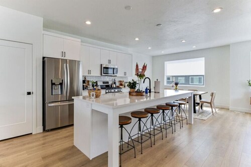 Pet-Friendly 4BR • Workspace • Long Stays