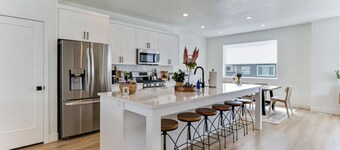 Pet-Friendly 4BR • Workspace • Long Stays