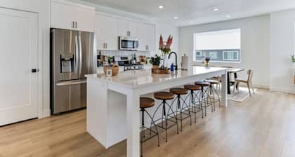 Pet-Friendly 4BR • Workspace • Long Stays