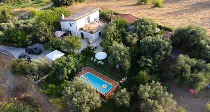 Alleinstehendes Ferienhaus mit privatem Pool, W-LAN, Klimaanlage, TV, Terrasse, Panoramablick