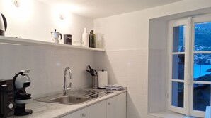 Cafetière/bouilloire, réfrigérateur, micro-ondes, plaque de cuisson