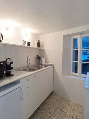 Geladeira, micro-ondas, cooktop, cafeteira/chaleira