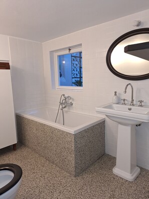 Secador de cabelo, toalhas de banho, sabonete, shampoo