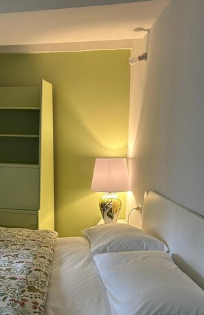 1 habitación, tabla de planchar con plancha, wifi gratis y ropa de cama