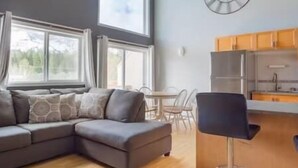 TV, fireplace - Beautiful Townhouse - Mountain Views - Sleeps 6 (Fernie)