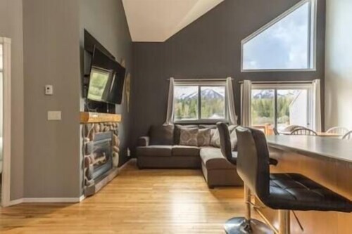 Beautiful Townhouse - Mountain Views - Sleeps 6