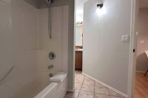 ヘアドライヤー、タオル、石鹸、シャンプー