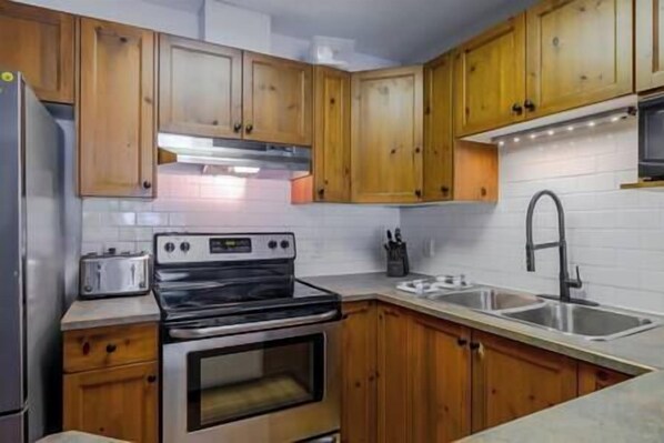 冷蔵庫、電子レンジ、オーブン、コンロ