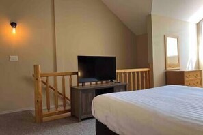 2 bedrooms, iron/ironing board, free WiFi, bed sheets - 3 Story Riverside  Townhome (Fernie)