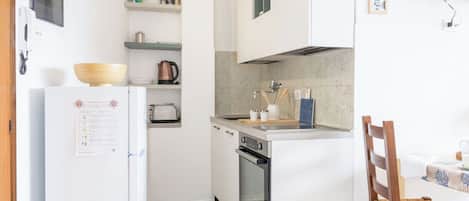 Kjøleskap, mikrobølgeovn, ovn og kokeplater