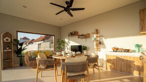 Una cocina moderna con comedor, que presenta una mesa redonda, sillas de mimbre y un ventilador de techo.
