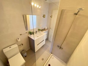 Sèche-cheveux, serviettes fournies, savon, shampoing