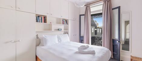 3 slaapkamers, een strijkplank/strijkijzer, wifi, beddengoed