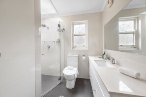 Douche, sèche-cheveux, serviettes fournies