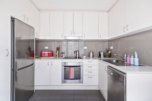 Frigorifero, microonde, forno, piano cottura