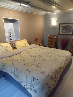 2 habitaciones, escritorio, tabla de planchar con plancha y wifi gratis 