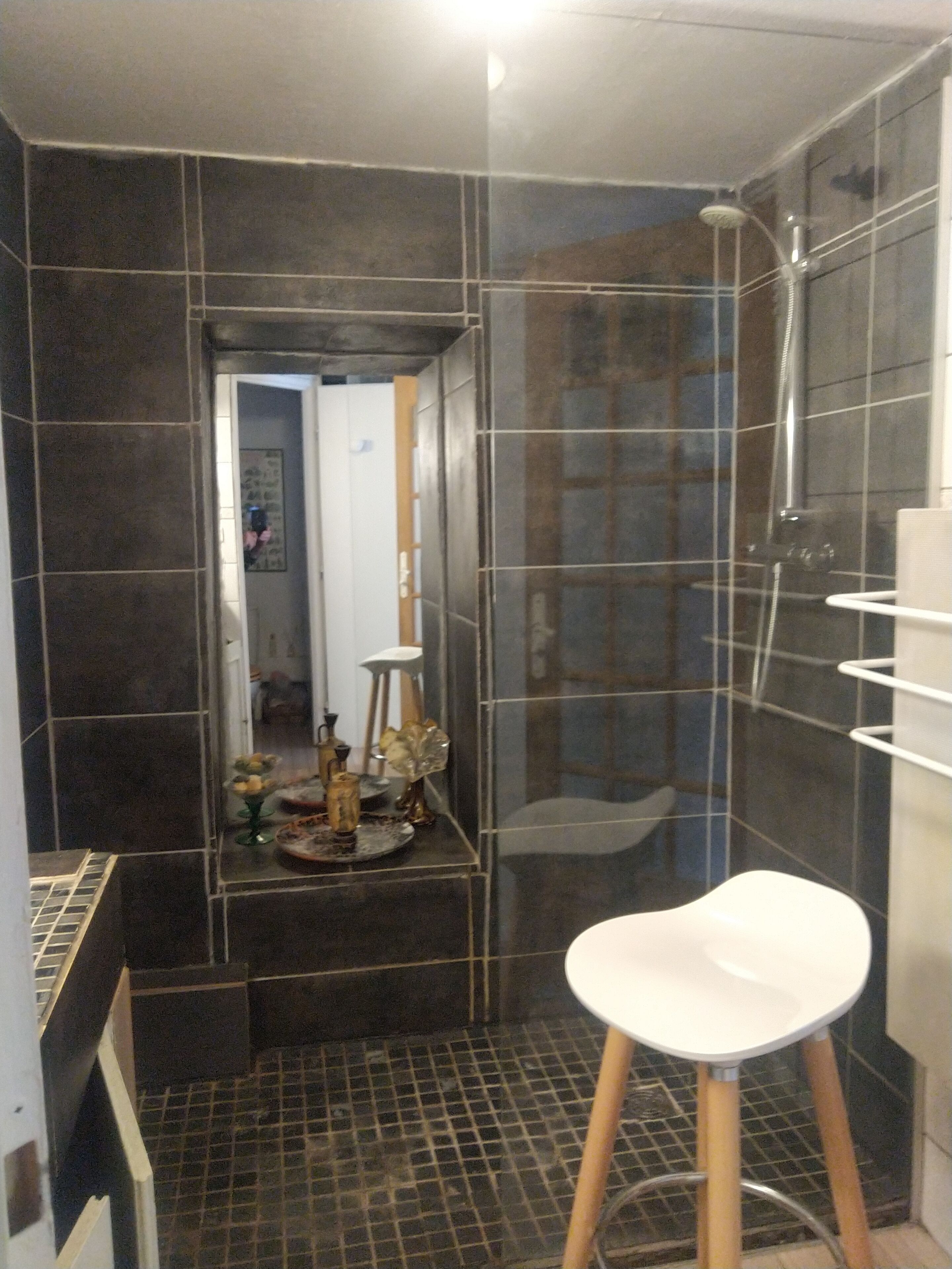Douche, sèche-cheveux, serviettes fournies, savon