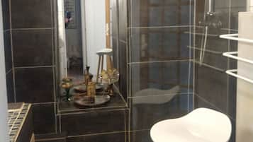 Douche, sĂšche-cheveux, serviettes fournies, savon